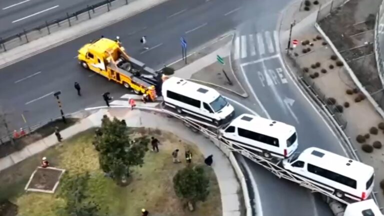 Culpó al GPS: Camionero argentino quedó atrapado y bloqueó Américo Vespucio