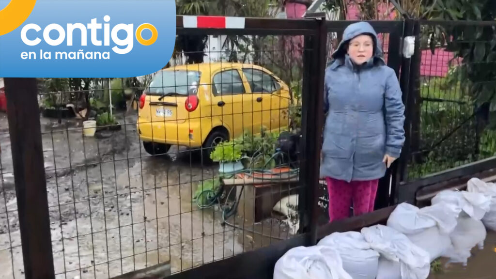 Rebalse de aguas servidas inundaron vivienda en Pinto tras lluvias: Familia denuncia que es la quinta vez que ocurre