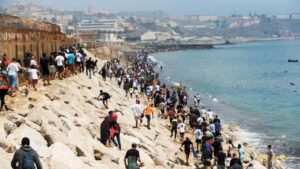 Italia suspende libre circulación con España tras ingreso de 60 mil marroquíes en la costa de Ceuta