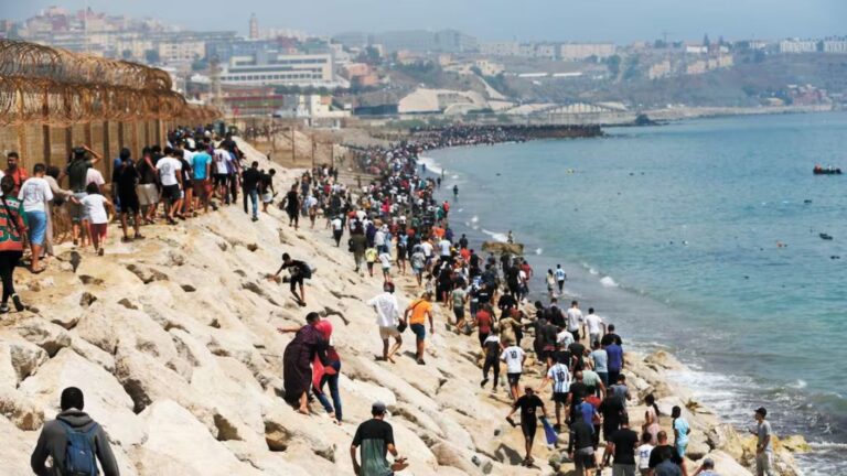 Italia suspende libre circulación con España tras ingreso de 60 mil marroquíes en la costa de Ceuta