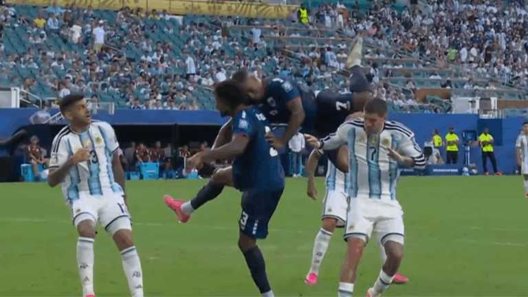 ¡Eso debió doler! El feo choque entre jugadores de Cabo Verde en encuentro con Argentina