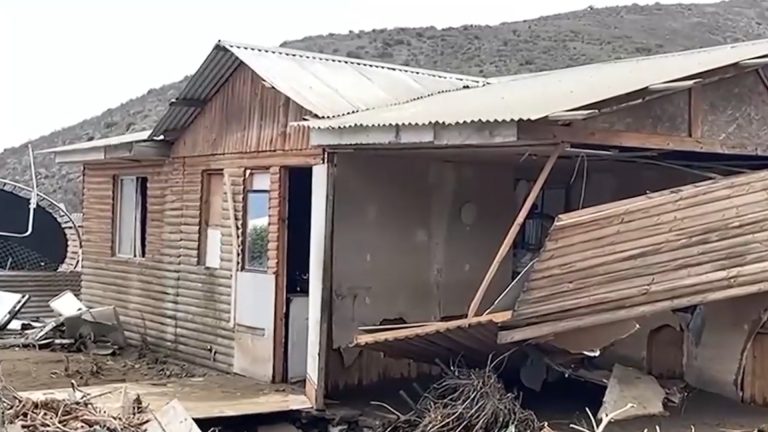 El drama de los vecinos de Cruz de Caña: Lugar sigue aislado y faltan suministros básicos