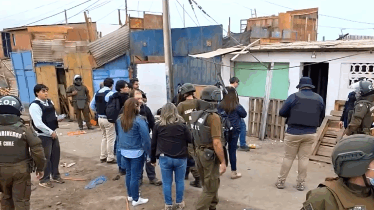 Policías inician desalojo en toma de Cerro Chuño en Arica: Demoliciones iniciarían en agosto