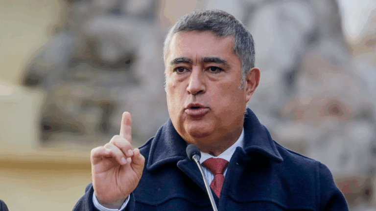 Alcalde Desbordes confirma muerte de dos personas en situación de calle durante sistema frontal en Santiago