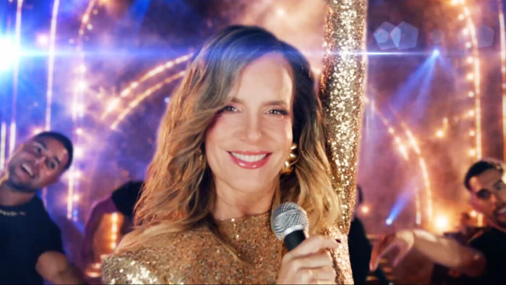 Diana Bolocco continuará deslumbrando como conductora de Fiebre de Canto: 