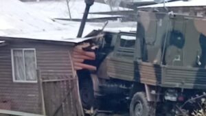 Impactante registro: Camión del Ejército choca y destruye casa en Antilhue