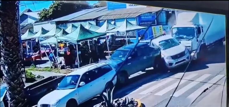 Cámaras de seguridad captan momento exacto en que camión pierde el control y choca a tres vehículos en Cartagena