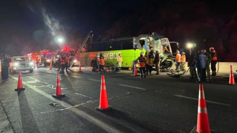 Una persona está grave: Más de 20 lesionados deja choque de bus y camión en la Ruta 68