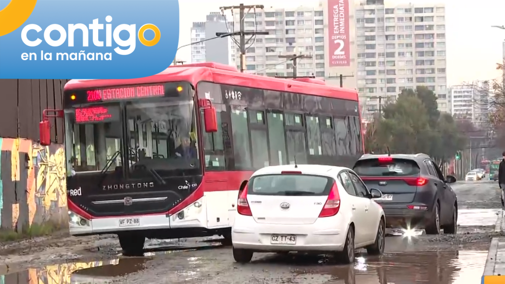 Graves hoyos dejan calle intransitable en Estación Central: Conductores deben manejar por la vereda
