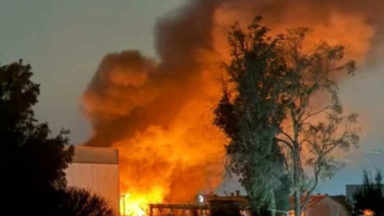 Alerta por gran incendio en empresa de productos químicos en Lampa
