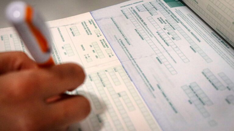 Por mal uso de licencias médicas: Gobierno evalúa retener sueldos, indemnizaciones y hasta devolución de impuestos