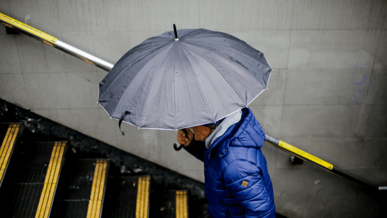 Sistema frontal en la RM: Eduardo Sáez anticipa cómo se comportarán las lluvias en la capital