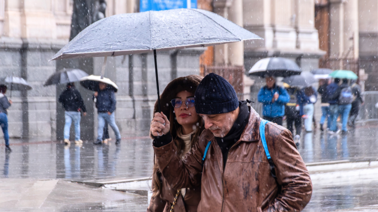 Lluvia se niega a abandonar la capital: Eduardo Sáez pronóstica precipitaciones en Santiago para este fin de semana
