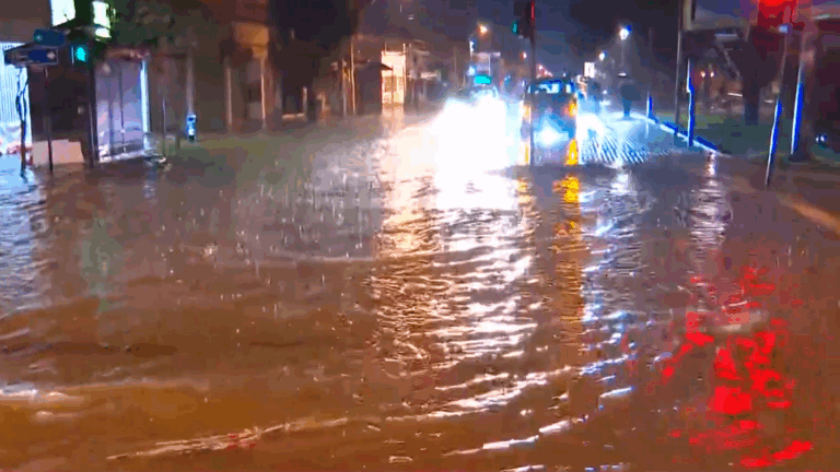 Familias pasaron la noche en los techos por inundaciones en Ovalle: Lluvias activaron las quebradas