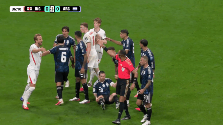 ¡Falta a Messi y se armó! Los empujones entre argentinos e ingleses en una tensa semifinal del Mundial