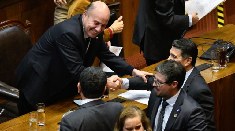 Gobierno retira urgencia de megarreforma para evitar derrota: Faltaban votos oficialistas y queda para agosto