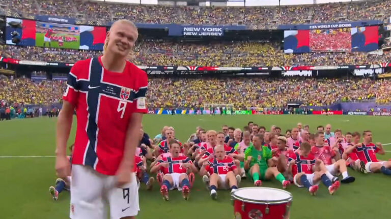 Con Haaland al bombo: Noruega realizó su icónico remo tras eliminar a Brasil del Mundial