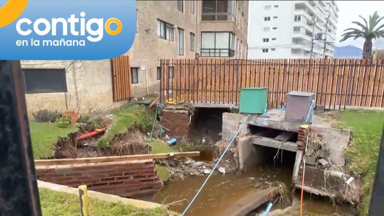 Vecinos alarmados con impactante socavón frente a su edificio en La Serena: Las lluvias causaron estragos
