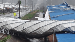 VIDEO | Intenso sistema frontal en el Biobío destruyó techo de Escuela de Punta de Parra