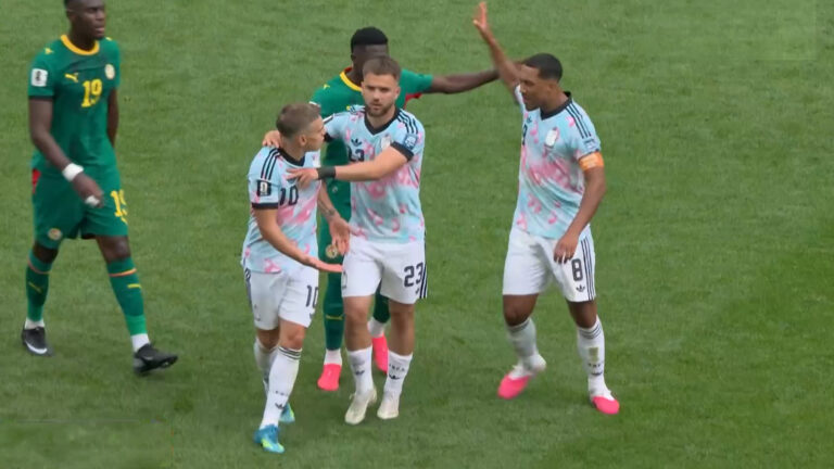 ¡Los tuvieron que separar! El tenso encontrón entre jugadores de Bélgica previo a remontada ante Senegal