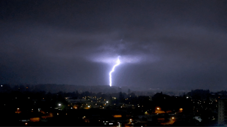 Incluida la RM: DMC emite aviso por tormentas eléctricas en seis regiones