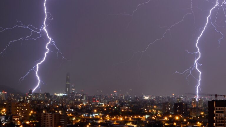 Incluida la RM: DMC emite aviso por tormentas eléctricas en siete regiones del país
