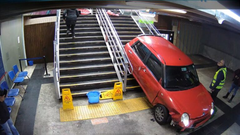 Mujer pierde la vida tras accidente en Viña: Auto terminó dentro de estación de trenes