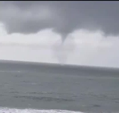 Sistema frontal sigue azotando al sur: Tromba marina sorprende a habitantes de Tomé