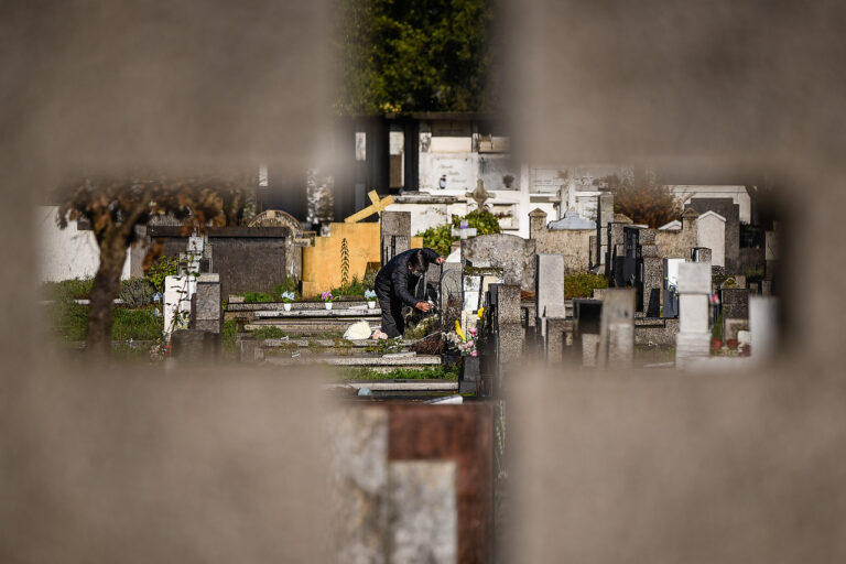 Deslizamiento de tierra arrasa con cementerio de Puerto Montt: Osamentas quedaron expuestas y tumbas al borde del colapso