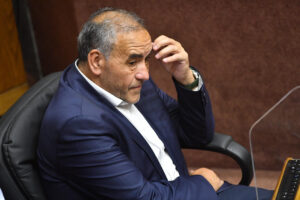 Fiscalía confirma investigación por violencia intrafamiliar en caso que involucra al senador Fidel Espinoza