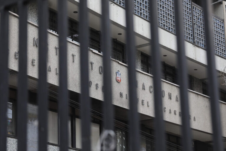 Detienen a estudiante del Instituto Nacional por amenaza de tiroteo: Hallaron municiones y morfina