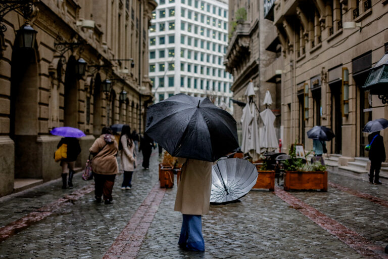 Lluvias se mantendrán este domingo: Así estará el tiempo en Santiago durante la semana