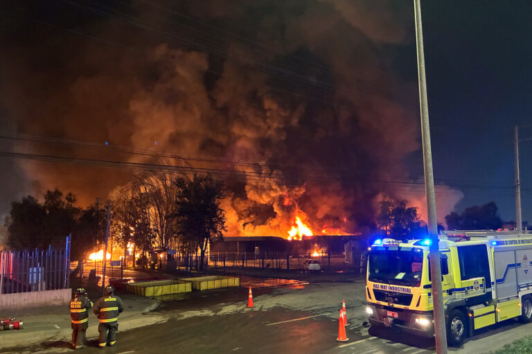 Incendio en planta química lleva 9 horas activo en Quilicura: Clases debieron ser suspendidas