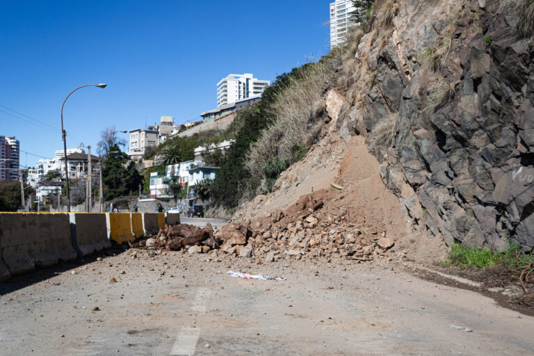 Derrumbe bloquea principal ruta entre Valparaíso y Viña del Mar: Automovilistas buscan alternativas