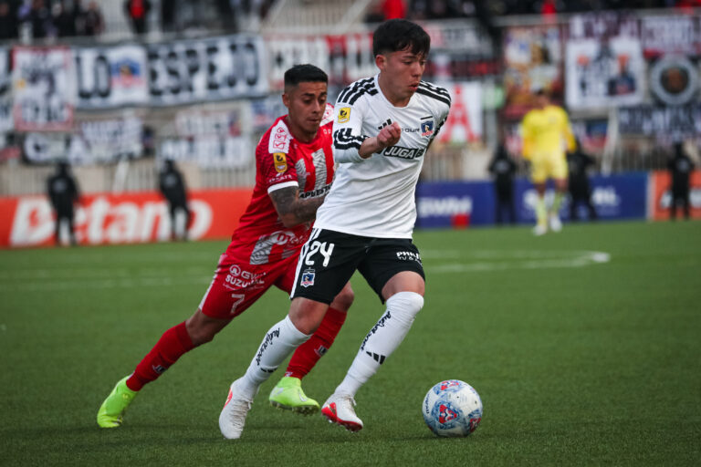 Colo Colo se mantiene en la cima de la Liga de Primera tras derrotar a Unión La Calera