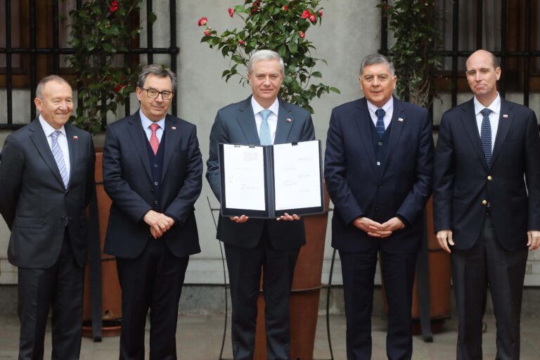 Gobierno evalúa bajar urgencia de reforma constitucional: Buscan ganar tiempo y negociar votos