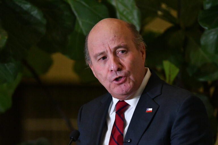 Oposición anuncia comisión investigadora ante eventuales conflictos de interés del ministro Quiroz
