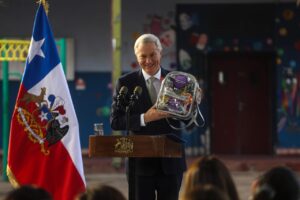 Pdte. Kast promulga ley que permite revisión de mochilas en colegios: 