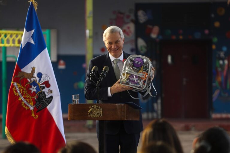 Pdte. Kast promulga ley que permite revisión de mochilas en colegios: 