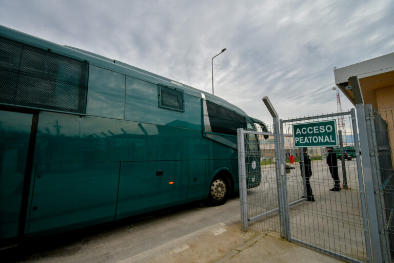 Gendarmería encabeza masivo traslado: Cerca de 250 nuevos reos arribarán a la cárcel de Talca