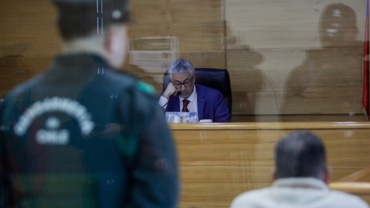 Dictan prisión preventiva para funcionario judicial por filtrar información a banda de narcotráfico