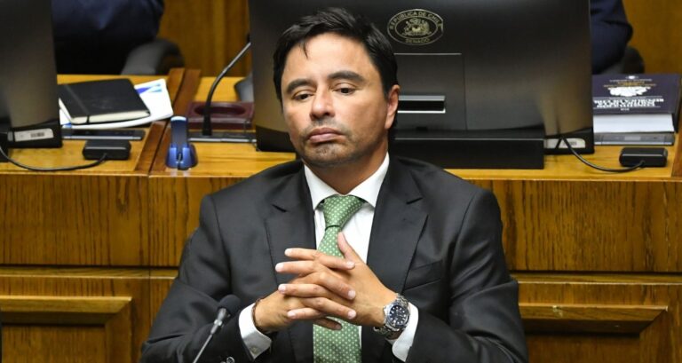 Senador Rodolfo Carter protagoniza accidente vehicular en Providencia: Motociclista terminó con lesiones