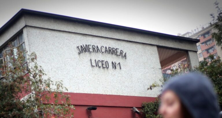 Emergencia en Liceo 1 Javiera Carrera: Alumna resulta lesionada al caer desde un cuarto piso