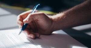¿Vas a firmar tu finiquito? Expertos entregan recomendaciones para evitar errores