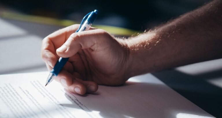 ¿Vas a firmar tu finiquito? Expertos entregan recomendaciones para evitar errores