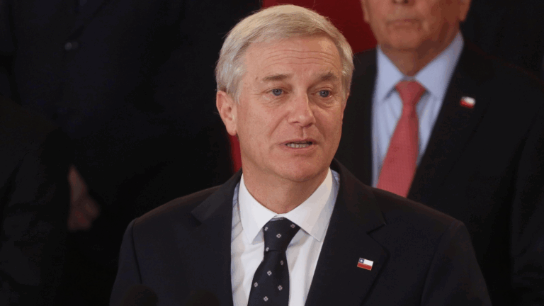Agenda Criteria: Desaprobación del presidente Kast sube y llega a 55%