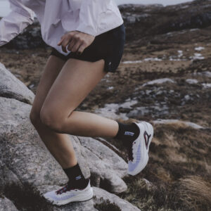 Empresa lanza zapatillas con tecnología especial para practicar deportes de montaña
