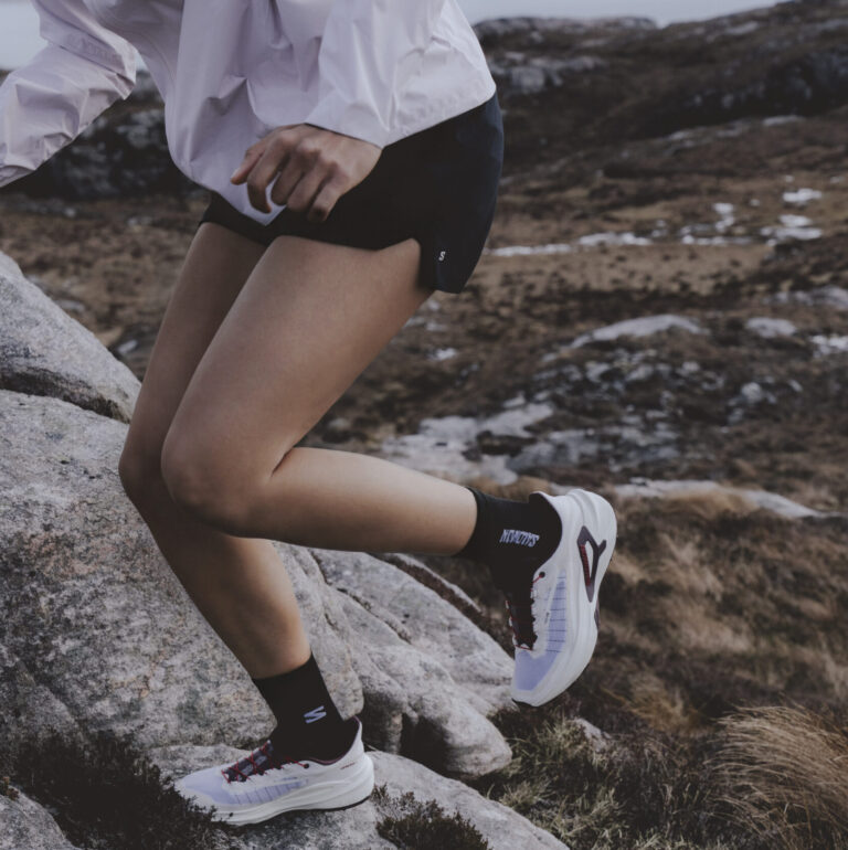 Empresa lanza zapatillas con tecnología especial para transitar en deportes de montaña