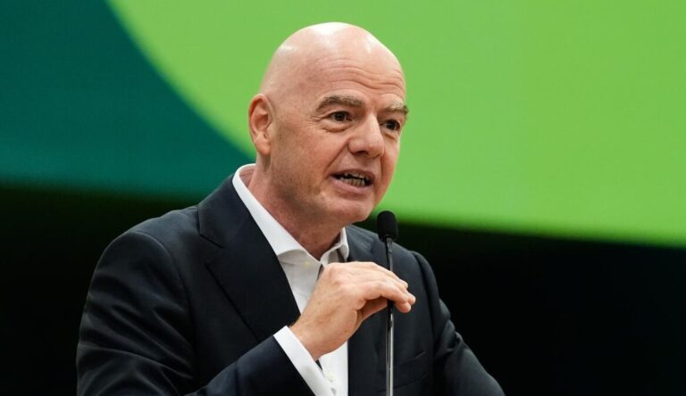 Infantino responde a críticas y arremete contra potencias del fútbol: 