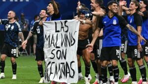 Video inédito: Así llegó la bandera de las Malvinas a los jugadores de Argentina en el Mundial